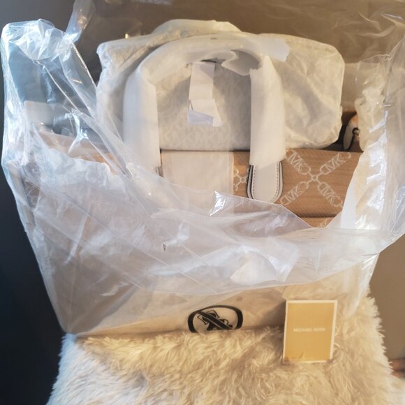 NWT MICHAEL KORS Gigi Large Logo Tote Grab Signature HandBag Natural / White - Picture 7 of 7